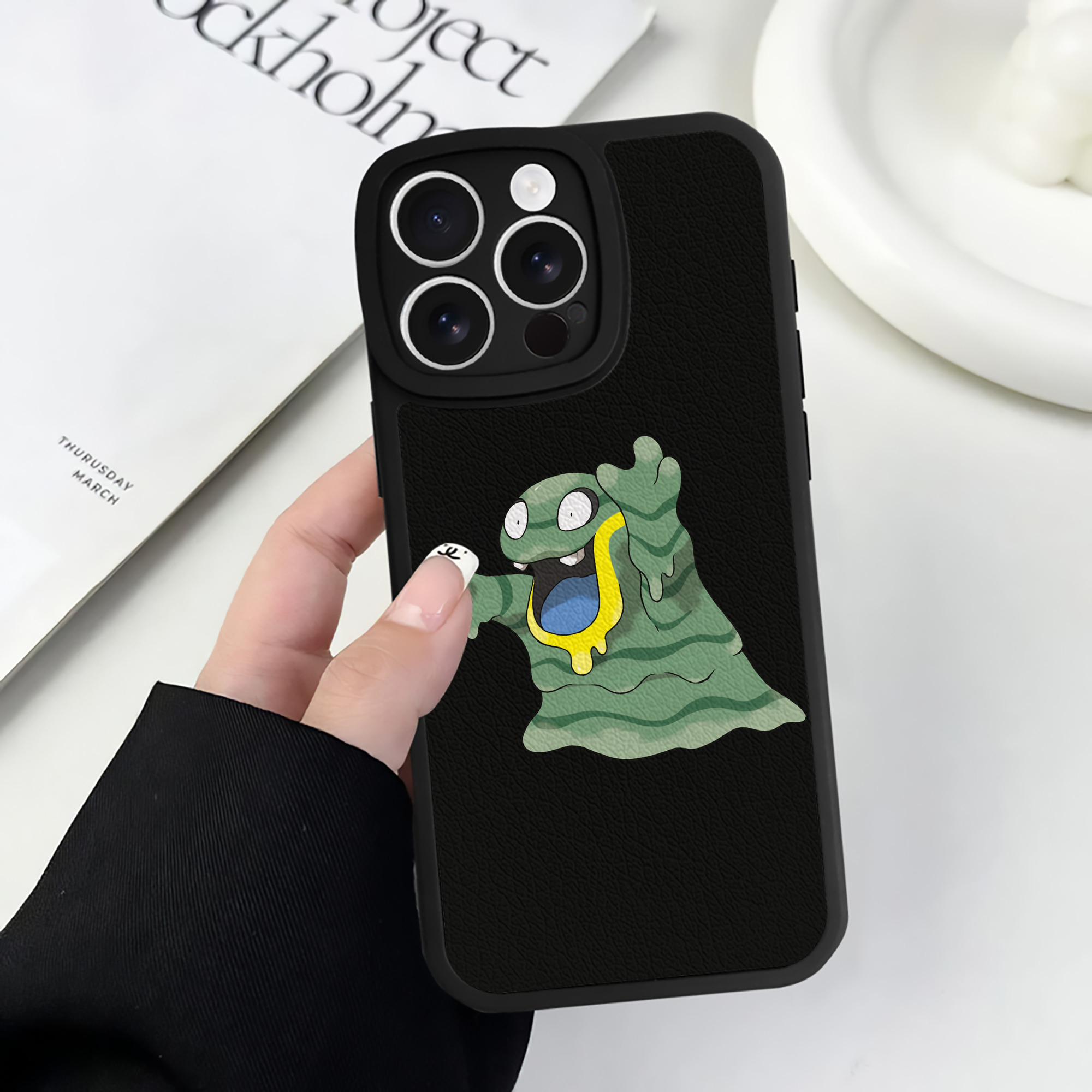 （画像用） ポケットモンスター Pokémon 【iPhone 16シリーズ対応】シリコンスマホケース（レザー調） 材質：シリコン